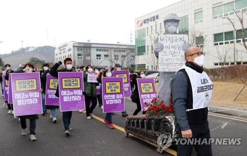 김용균 노동자 생전 출근길 걷는 노동자 (태안=연합뉴스) 이은파 기자 = 10일 오후 충남 태안군 원북면 방갈리 태안화력발전소에서 열린 '고 김용균 2주기 현장 추모제'에서 태안화력 노동자를 비롯한 추모제 참석자들이 고 김용균 노동자의 생전 출근길을 따라 걷고 있다. 2020.12.10       sw21@yna.co.kr  (끝)