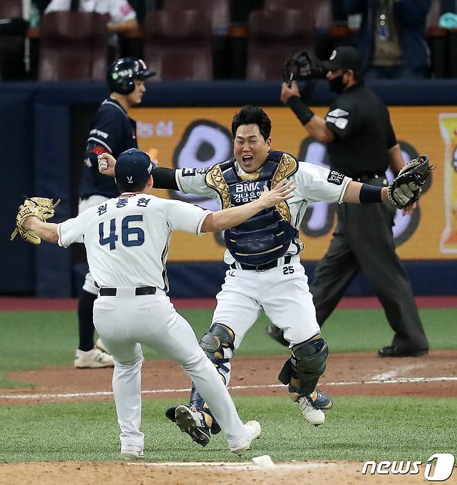 24일 오후 서울 구로구 고척스카이돔에서 열린 '2020 신한은행 SOL KBO 포스트시즌‘ 한국시리즈 6차전 NC다이노스와 두산베어스의 경기에서 NC가 4 대 2로 승리하며 시리즈 전적 4승 2패로 한국시리즈 우승과 함께 통합 우승의 금자탑을 쌓았다.  2020.11.24/뉴스1 © News1 김진환 기자