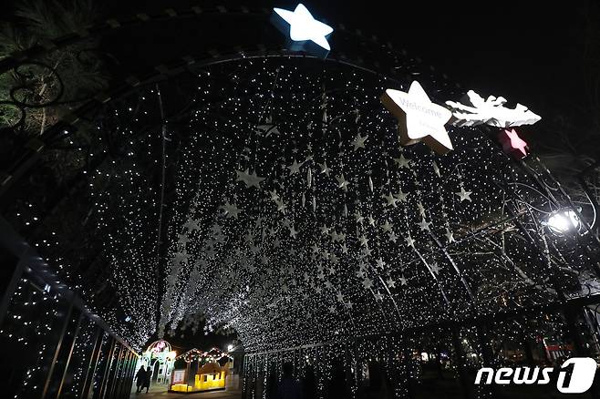 11일 오후 대구 수성구 두산동 수성못에서 열린 '제2회 수성빛예술제'를 찾은 시민들이 아름답게 빛나는 작품을 감상하고 있다. 2020.12.11/뉴스1 © News1 공정식 기자