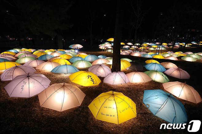 11일 오후 대구 수성구 두산동 수성못에서 열린 '제2회 수성빛예술제'를 찾은 시민들이 아름답게 빛나는 작품을 감상하고 있다. 2020.12.11/뉴스1 © News1 공정식 기자