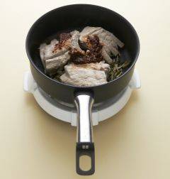 4. 냄비에 시래기를 깔고 삶은 돼지 등갈비를 얹은 다음 양념과 물 3컵을 넣어 끓인다.