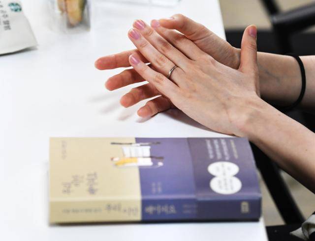 그도 초년에는 “결혼도 안 한 사람이” ”애도 안 낳아본 사람이”라는 소리를 듣기도 했다. ‘이혼전문 변호사’로 등록된 뒤 그런 의뢰인은 거의 없다고 한다. 책상에 놓인 건 그의 책 ‘우리 이만 헤어져요’. 배우한 기자