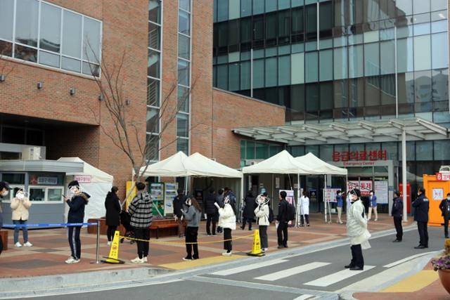 대구 달성군 다사읍 영신교회에서 집단감염이 발생했다는 사실이 알려진 11일 오전 대구 달서구 계명대 동산병원 선별진료소에 진단검사를 받으러 온 시민들이 길게 늘어서 있다. 정광진 기자 kjcheong@hankookilbo.com