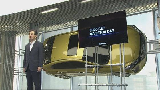 현대자동차가 10일 온라인으로 연 ‘2020 인베스터 데이’에서 이원희 현대차 사장이 ‘2025 전략’과 재무목표 등을 소개하고 있다. [사진 현대차]