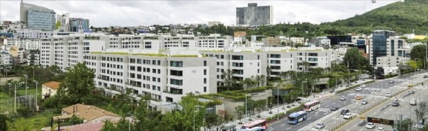 정부의 보유세 중과로 사업자와 입주민 간 조기 분양 갈등이 격화하고 있는 서울 한남동의 나인원한남.  /한경DB