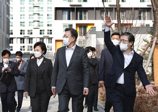 문재인 대통령이 11일 오전 경기도 화성시 동탄 공공임대주택을 방문해 김현미 국토교통부 장관(왼쪽), 변창흠 국토부 장관 후보자(오른쪽)와 함께 단지를 살펴보고 있다. 정부는 이날 문 대통령의 임기 마지막 해인 2022년까지 공공임대주택 200만가구 시대를 열겠다고 밝혔다. [이충우 기자]