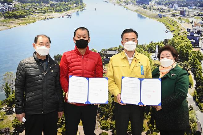 여주시(시장 이항진)는 시청에서 이항진 시장을 비롯 제일시장 주식회사 대표, 비대위대표 3인과 제일시장 주식회사 소유 토지와 건물 매매 계약을 체결했다고 11일 밝혔다. / 사진제공=여주시