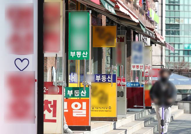 서울 송파구의 부동산 중개업소들의 모습 [연합]