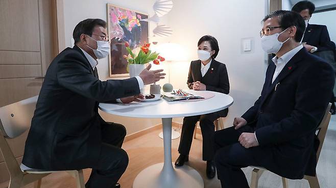 김현미 장관ㆍ변창흠 후보자와 대화하는 문재인 대통령