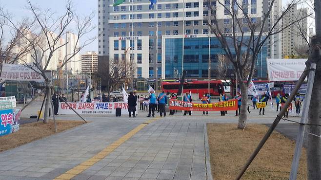 11일 오후 통합신공항 대구시민추진단 소속 50여명의 회원이 부산시청 앞 광장에서 ‘가덕신공항 백지화’를 요구하는 기습 시위를 벌이고 있다. 부산시 제공