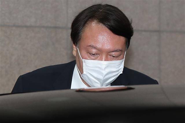 윤석열 검찰총장이 10일 저녁 서울 서초구 서울성모병원 장례식장에서 지인의 조문을 마친 뒤 장례식장을 나서고 있다. 뉴스1