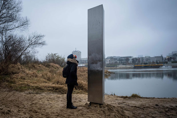 9일 오후 바르샤바왕궁에서 5㎞ 떨어진 비슬라강 유역에도 금속기둥이 등장했다./사진=AFP 연합뉴스