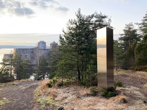12일(현지시간) 핀란드 공양방송 율레(YLE)는 10일 사본린나에 있는 중세시대 성 ‘올라빈린나성’ 언덕에 2.5m 높이의 금속기둥이 나타났다고 보도했다.