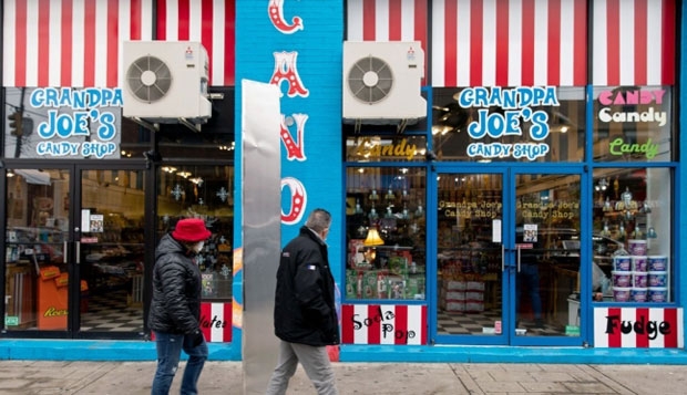 4일(현지시간) 미국 펜실베이니아주 피츠버그의 ‘그랜파 조’ 사탕 가게 앞에 놓인 금속 기둥./사진=로이터 연합뉴스