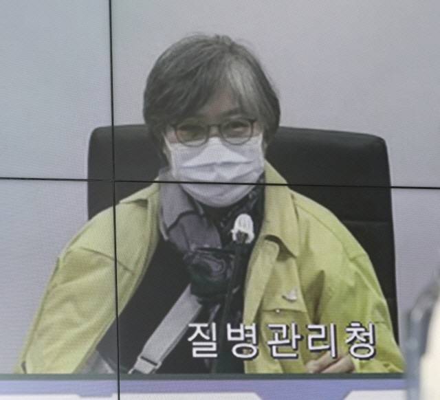 국내 신종 코로나바이러스 감염증(코로나19) 방역 대응을 진두지휘해 온 정은경 질병관리청장이 8일 오후 영상으로 열린 수도권 코로나19 상황점검회의에 오른쪽 어깨를 깁스한 채 참석해 자리에 앉아 있다./연합뉴스