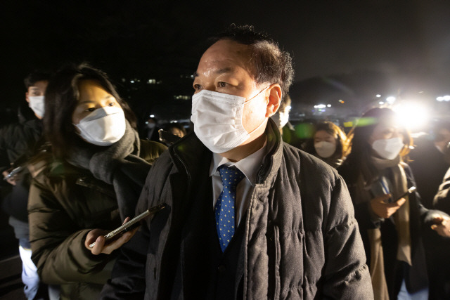 검사징계위원회 위원장 직무대리를 맡은 정한중 한국외대 로스쿨 교수가 10일 열린 윤석열 검찰총장에 대한 검사징계위원회 종료 후 정부과천청사 법무부를 나서고 있다. /과천=연합뉴스