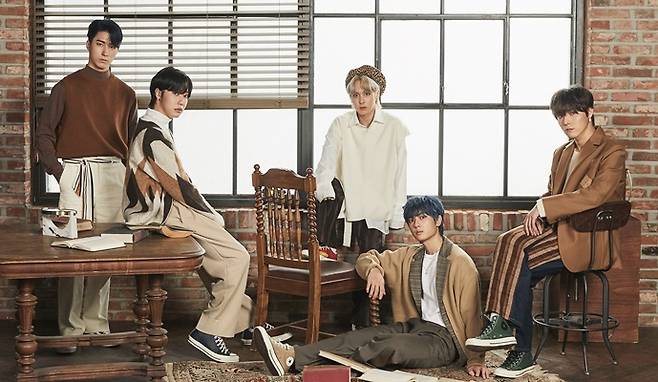 원위는 새 앨범이 코로나19로 힘든 한 해를 보낸 이들에게 힐링이 되길 소망했다. 제공|RBW