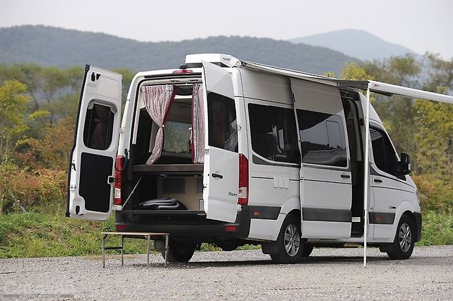 현대 쏠라티 15인승 베이스로 제작된 캠핑카의 측후면