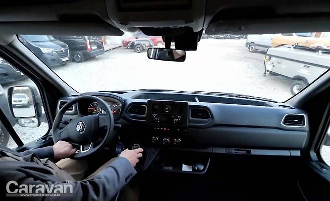 국내에 수입된 모든 르노 마스터는 수동 기어가 적용되어 있다