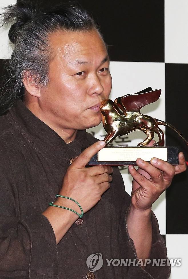 "김기덕 감독, 발트3국 라트비아서 코로나19로 사망" (서울=연합뉴스) 영화 감독 김기덕이 11일(현지시간) 발트3국 가운데 하나인 라트비아에서 신종 코로나바이러스 감염증(코로나19)으로 사망했다고 타스 통신이 발트 지역 언론 델피(Delfi)를 인용해 보도했다. 김 감독은 11일 새벽 현지 병원에서 코로나19가 악화해 숨졌다고 통신은 소개했다.      사진은 지난 2012년 9월 11일 오후 서울 중구 메가박스 동대문에서 열린 제69회 베니스국제영화제에서 황금사자상을 수상 기념 기자회견에서 황금사자상을 들고 포즈를 취하고 있는 김 감독의 모습. 2020.12.11 [연합뉴스 자료사진] photo@yna.co.kr