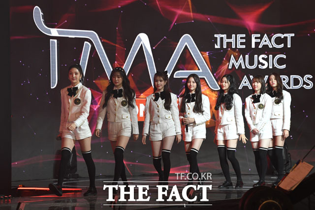 2020 TMA] Weekly attending TMAThe 2020 The Fact Music Awards was held in a way that thoroughly complies with the anti-virus guidelines and adds online connections to Untact, which means non-face-to-face, for the safety of fans and The Artist to prevent the spread of Corona 19.TMA includes BTS, Super Junior, New East, GOT7 (Godseven), MonsterX, Seventeen, Gang Daniel, Twice, Mamamu, (girls), ITZY (sometimes), Stray Kids, Tomorrow By Together, Eighties, Crabbitty, Weekly, K-pop The Artists, who are the most popular in the world, including The Boys, IZWON, and Jesse, appeared.Red Carpet at 4 pm on December 12, 6 pm This awards ceremony will be broadcast and it was broadcast simultaneously to 30 countries around the world through Naver V LIVE.