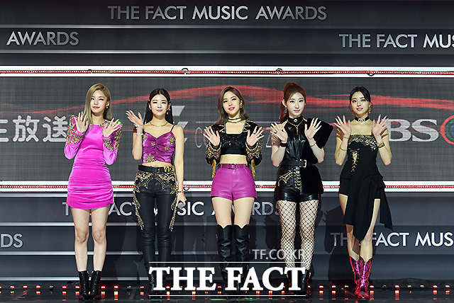 2020 TMA] ITZY, Expect TMA!The 2020 The Fact Music Awards was held in a way that thoroughly complies with the anti-virus guidelines and adds online connections to Untact, which means non-face-to-face, for the safety of fans and The Artist to prevent the spread of Corona 19.TMA includes BTS, Super Junior, New East, GOT7 (Godseven), MonsterX, Seventeen, Gang Daniel, Twice, Mamamu, (girls) kids, ITZY (ITZY), Stray Kids, Tomorrow By Together, ATIZ, Crabbitty, Weekly, The Therm K-pop The Artists, who are the most popular in the world, such as Boys, Eyes One, and Jesse, appeared.The red carpet at 4 pm on December 12, the awards ceremony at 6 pm, was broadcast simultaneously to more than 30 countries around the world through Naver V LIVE.