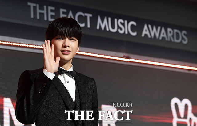 2020 TMA] Kang Daniel, Smiley lookThe 2020 The Fact Music Awards was held in a way that thoroughly complies with the anti-virus guidelines and adds online connections to Untact, which means non-face-to-face, for the safety of fans and The Artist to prevent the spread of Corona 19.TMA includes BTS, Super Junior, New East, GOT7 (Godseven), MonsterX, Seventeen, Kang Daniel, Twice, Mamamu, (girls) children, ITZY (yes), Stray Kids, Tomorrow by Together, ATIZ, Crabiti, Weekly K-pop The Artists, who are the most popular in the world, including The Boys, IZWON, and Jesse, appeared.Red Carpet at 4 pm on December 12, 6 pm This awards ceremony will be broadcast and it was broadcast simultaneously to 30 countries around the world through Naver V LIVE.