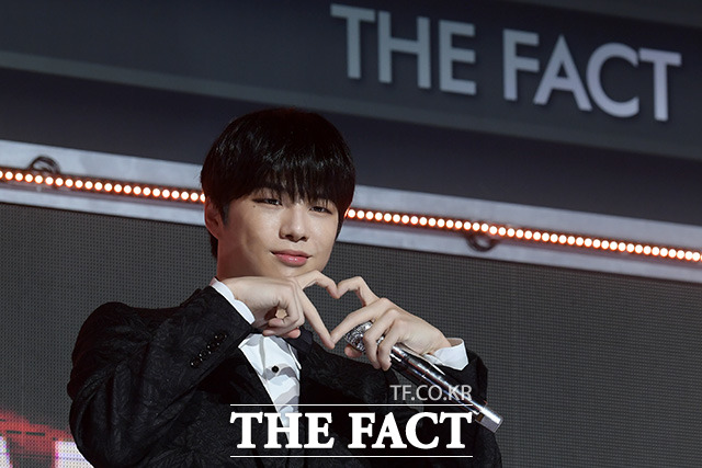 2020 TMA] Kang Daniel, Lovely Hand HeartThe 2020 The Fact Music Awards was held in a way that thoroughly complies with the anti-virus guidelines and adds online connections to Untact, which means non-face-to-face, for the safety of fans and The Artist to prevent the spread of Corona 19.TMA includes BTS, Super Junior, New East, GOT7 (Godseven), MonsterX, Seventeen, Kang Daniel, Twice, Mamamu, (girls) children, ITZY (yes), Stray Kids, Tomorrow by Together, ATIZ, Crabiti, Weekly K-pop The Artists, who are the most popular in the world, including The Boys, IZWON, and Jesse, appeared.The red carpet at 4 pm on December 12, the awards ceremony at 6 pm, was broadcast simultaneously to 30 countries around the world through Naver V LIVE.