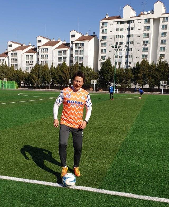 2019년 11월 21일 자 동아일보 오피니언면 ‘양종구 기자의 100세 건강’ 칼럼에 썼던 김충식 OK택시 대표(53). 그는 스키와 사이클을 타다 축구도 하면서 즐겁고 건강하게 살고 있다. 김충식 대표 제공.