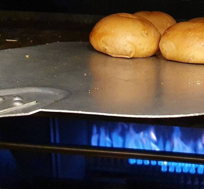 Bagels are hand-rolled, boiled and baked in-house.(Photo credit: New York Lots O Bagels)