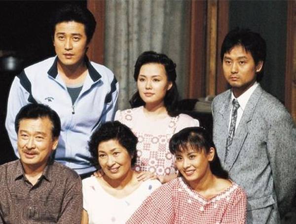 가부장제 가족 관계 변화를 다룬 1990년대 초 드라마 ‘사랑이 뭐길래’의 한 장면. ‘사랑이 뭐길래’는 가부장적인 집안과 민주적인 집안이 사돈을 맺으며 벌어지는 일을 유쾌하게 그려냈다. MBC 제공