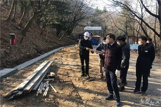 홍명표 의창구청장이 달천오토캠핑장 현장점검을 하고 있다. (사진=의창구청 제공)