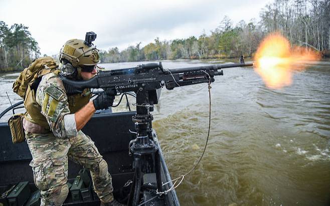 미군 병사가 가상 표적을 향해 기관총을 사격하고 있다. 세계일보 자료사진