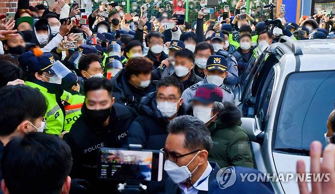 차에서 내리는 조두순 (안산=연합뉴스) 홍기원 기자 = 형기를 마치고 출소한 아동 성범죄자 조두순이 12일 오전 경기도 안산시 거주지에 도착해 차에서 내리고 있다. 2020.12.12 xanadu@yna.co.kr