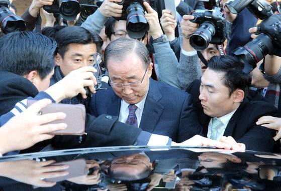 반기문 전 유엔사문총장이 2017년 2월 1일 국회에서 대선 불출마를 선언하고 국회를 떠나는 모습. 중앙포토