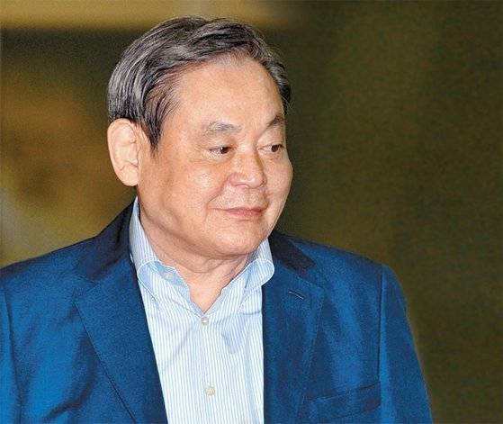 이건희 삼성 회장은 삼성 임원들에게 파격적인 연봉을 지급하는 이유에 대해 “이 세상에 공짜도 없고, 거저 되는 것도 없다”는 말로 응수했다.