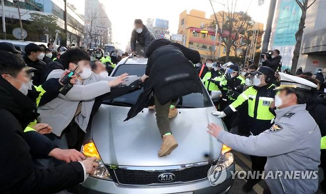 가로막힌 조두순 탑승 차량 (안산=연합뉴스) 홍기원 기자 = 형기를 마치고 출소한 아동 성범죄자 조두순이 탑승한 관용차량이 12일 오전 경기도 안산시 법무부안산준법지원센터에서 나오던 중 일부 시민과 유튜버 등에 가로막혀 있다. 2020.12.12 xanadu@yna.co.kr