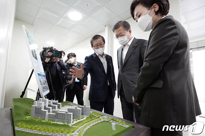 살고 싶은 임대주택 현장점검에 나선 문재인 대통령이 11일 경기도 화성동탄 공공임대주택 단지를 방문해 변창흠 한국토지주택공사 사장으로부터 임대주택 단지 개요에 대한 설명을 듣고 있다. 2020.12.11/뉴스1 © News1 박정호 기자