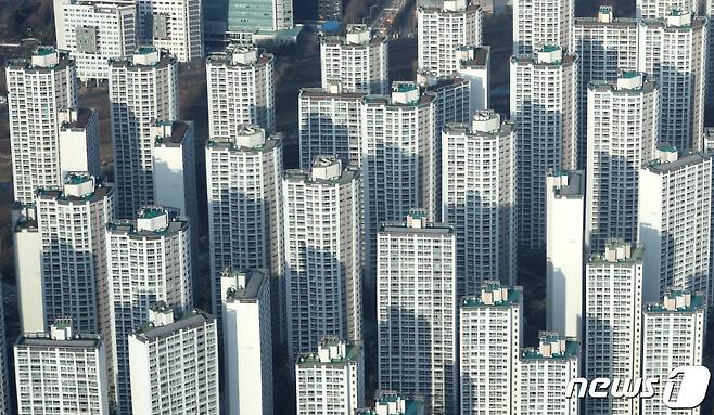 11월 집세가 지난해보다 0.6% 오르며 29개월 만에 최대 상승폭을 기록했다. 특히 월세 가격 상승폭이 48개월 만에 최대를 기록해 ‘임대차 2법’에 따른 전세난이 월세난으로 확대되는 모습이다. 통계청이 2일 발표한 ‘11월 소비자물가동향’에 따르면 11월 집세는 0.6% 상승해 2018년 6월(0.6%) 이후 상승폭이 가장 컸다. 사진은 같은날 서울 송파구 롯데월드타워 서울스카이에서 보이는 서울의 아파트 단지. 2020.12.2/뉴스1 © News1 이성철 기자