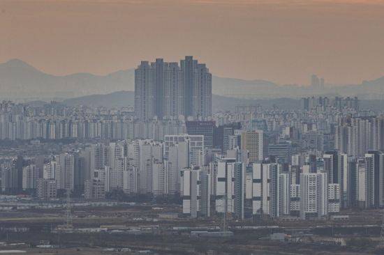 경기도 파주시 접경지역에서 바라본 운정신도시와 일산 신도시에서 아파트들이 줄지어 서있다. [이미지출처=연합뉴스]