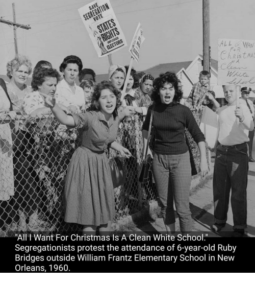 1960년 루비의 등교를 반대하는 뉴올리언스의 백인들. 피켓에는 분리차별 법률 수호와 "All I Want For Christmas is A Clean White School' 등이 적혀 있다. me.me