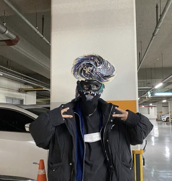 Behind the SceneZiflatt (The Best Exchange we), King of Mask Singer black hole Celebratory photoBehind the SceneSinger Ziflatt (The Best Exchange we) wrote King of Mask Singer Celebratory photohas released the book.Ziflatt posted a photo on his SNS on the 13th with an article entitled King of Mask Singer Behind the Scene (feat. frozen tuna).The photo shows Ziflatt posing for the camera wearing a black hole mask. The frozen tuna delivery personal practice scene was also released on the air.The late Choi Jin-sils son, The Best Exchange we, released the single Designer on the 20th of last month and debuted it to the music industry.The name of the activity is Ziflatt (Z.flat).He appeared on MBC King of Mask Singer broadcast on the 13th, and he set up the stage of Day Day, Kim Haon - Lee Byung Jaes Bar Code.After finishing the stage, Ziflatt said, I want to stand in front of the public as an independent artist, taking off the modifier Choi Jin-sils son.I want to get out of my mothers shadow and build my own career. 