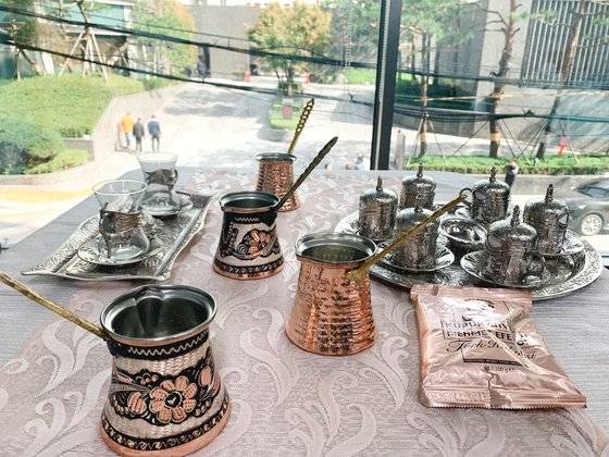 터키식 커피를 추출하는 데 쓰는 주전자와 커피잔.