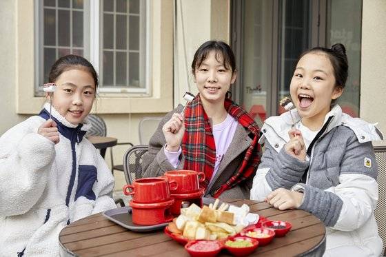 여행에서 빠트릴 수 없는 게 현지 음식 맛보기. 작은 항아리에 치즈나 초콜릿을 녹여 각종 음식을 찍어 먹는 알프스 지역의 전통 요리 퐁듀를 즐기는 소중 학생기자단.