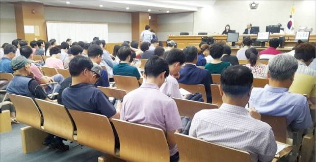 서울동부지방법원에서 경매 투자자들이 입찰 결과를 기다리고 있다.  한경DB