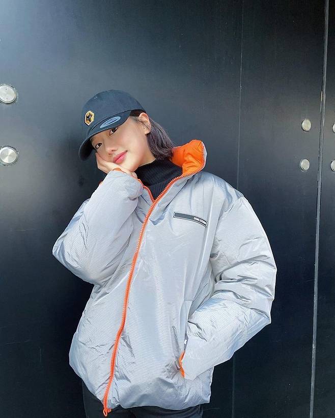 April Na-eun, wearing padding, Sweet Beauty Explosion [SNScut]April Na-eun showed off her fresh visualsOn December 14, Na-eun posted several photos on his Instagram account.In the photo, Na-eun completed a casual fashion with a cap cap on a grey padding; the beauty of Na-eun, who does not lose freshness in any clothes, attracts attention.jang so-hyun