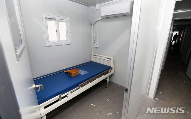 [서울=뉴시스] 홍효식 기자 = 신종 코로나바이러스 감염증(코로나19) 신규 확진자가 1030명으로 역대 최고치를 기록한 지난 13일 서울 중랑구 서울의료원에 병상확보를 위한 컨테이너 임시 병상 설치 공사가 진행되고 있다. 2020.12.13. yesphoto@newsis.com