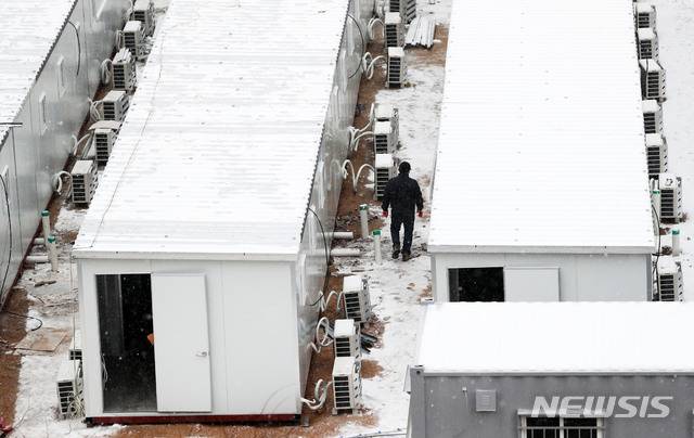 [서울=뉴시스] 홍효식 기자 = 신종 코로나바이러스 감염증(코로나19) 신규 확진자가 1030명으로 역대 최고치를 기록한 지난 13일 서울 중랑구 서울의료원에 병상확보를 위한 컨테이너 임시 병상 설치 공사가 진행되고 있다. 2020.12.13. yesphoto@newsis.com