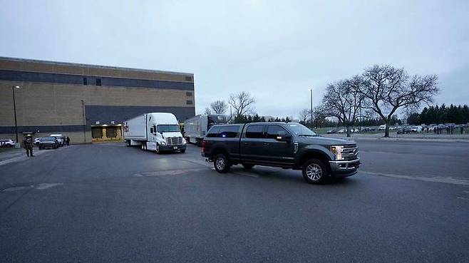 첫 배포 백신 싣고 미국 미시간 공장 출발하는 트럭 (사진=게티이미지코리아)