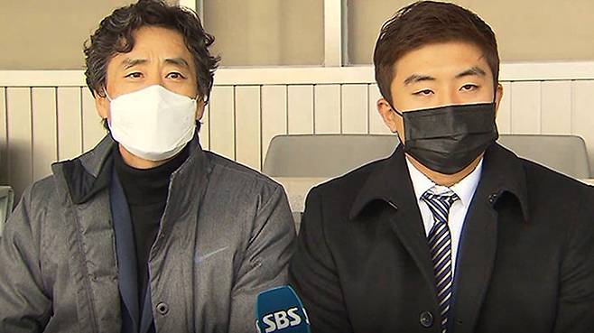 "저는 짐을 좀 덜었죠. 내가 볼도 스트라이크라 해서 진성이가 인상 찌푸렸다는데 난 몰랐어요. 잘한 거 같아요, 그 제도는." 강광회 심판(왼쪽)은 만감이 교차했다.